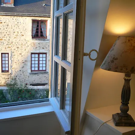 Petite Maison Romantique Au Calme, Coeur Historique Plantagenet, Vue