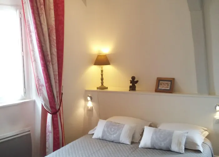 Daire Petite Maison Romantique Au Calme, Coeur Historique, Vue Et Jardin