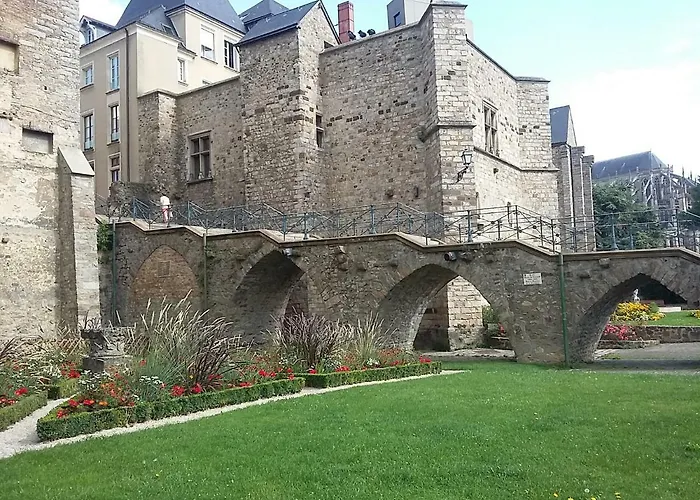 Daire Petite Maison Romantique Au Calme, Coeur Historique, Vue Et Jardin